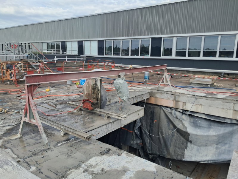 Travaux de sciage d’une grande dalle béton à Valence dans la Drôme