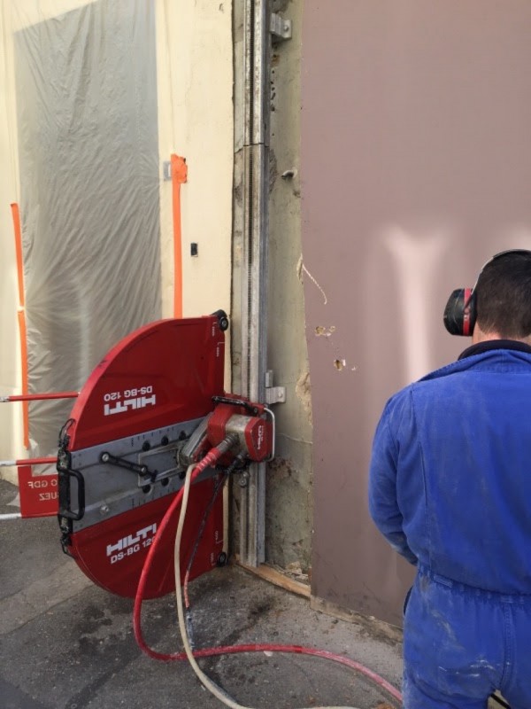 Sciage d’un mur en béton à Valence dans la Drôme.