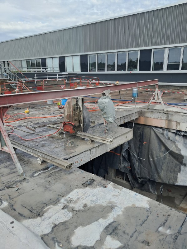 Travaux de sciage d’une grande dalle béton à Valence dans la Drôme