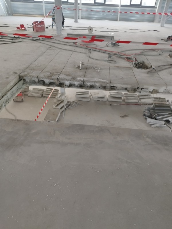 Entreprise pour découpe d’une dalle béton avec bac acier à MontélimarDécoupe d’une dalle béton 8x8 m à Montélimar – Intervention technique pour la banque Groupama