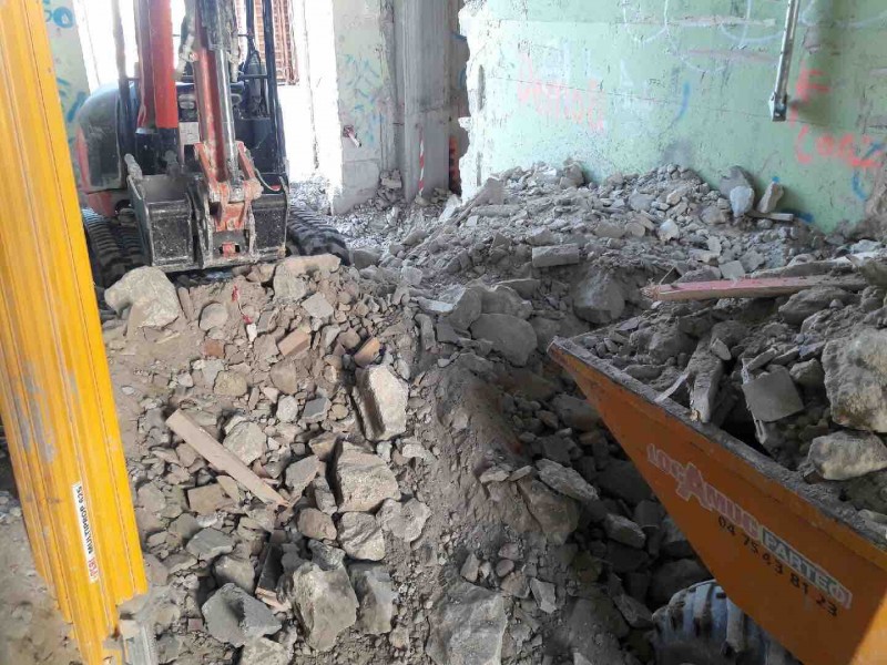 DÉMOLITION DONZERE DANS LA DROME