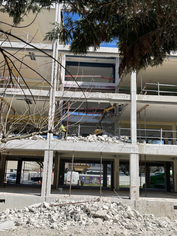 démolition au brokk d'un immeuble a romans sur Isère