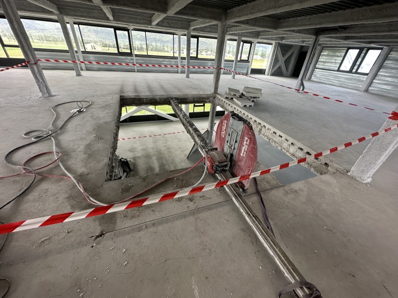 Entreprise pour découpe d’une dalle béton avec bac acier à MontélimarDécoupe d’une dalle béton 8x8 m à Montélimar – Intervention technique pour la banque Groupama