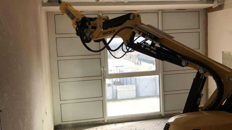DECONSTRUCTION A AVIGNON AVEC ROBOT ELECTRIQUE BROKK
