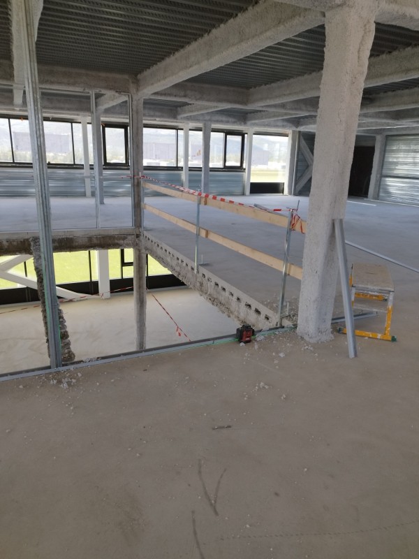 Entreprise pour découpe d’une dalle béton avec bac acier à MontélimarDécoupe d’une dalle béton 8x8 m à Montélimar – Intervention technique pour la banque Groupama