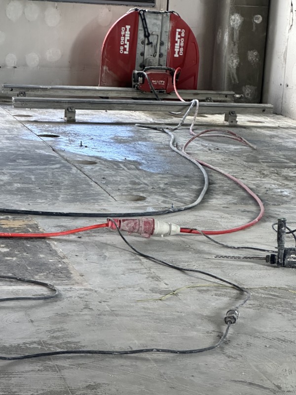 Travaux de sciage d’une grande dalle béton à Valence dans la Drôme