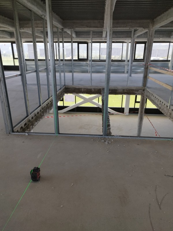 Entreprise pour découpe d’une dalle béton avec bac acier à MontélimarDécoupe d’une dalle béton 8x8 m à Montélimar – Intervention technique pour la banque Groupama