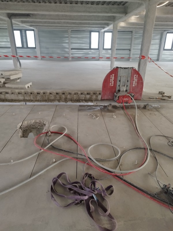 Entreprise pour découpe d’une dalle béton avec bac acier à MontélimarDécoupe d’une dalle béton 8x8 m à Montélimar – Intervention technique pour la banque Groupama