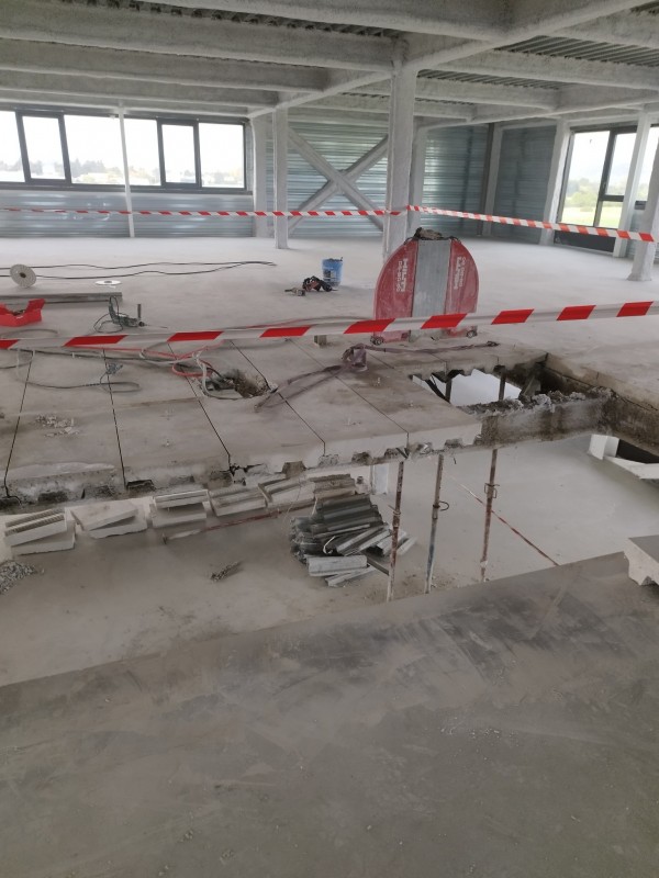 Entreprise pour découpe d’une dalle béton avec bac acier à MontélimarDécoupe d’une dalle béton 8x8 m à Montélimar – Intervention technique pour la banque Groupama