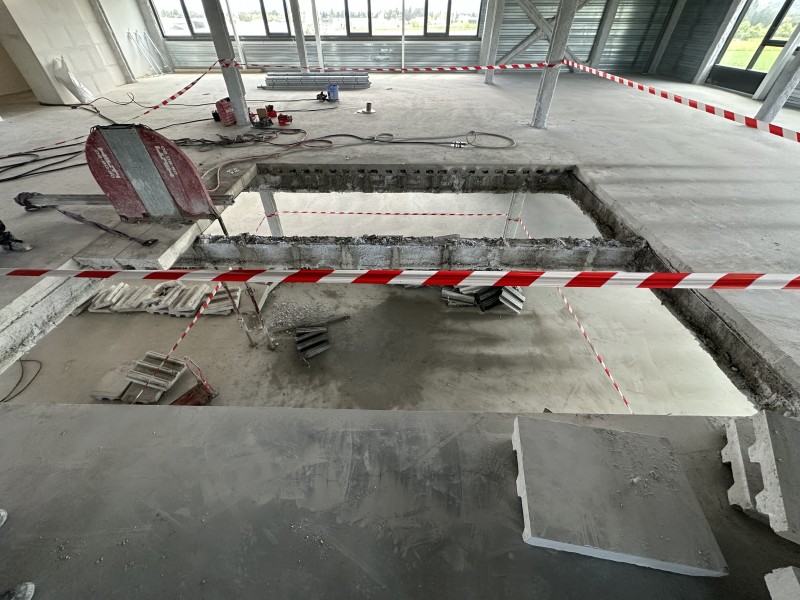 Entreprise pour découpe d’une dalle béton avec bac acier à MontélimarDécoupe d’une dalle béton 8x8 m à Montélimar – Intervention technique pour la banque Groupama