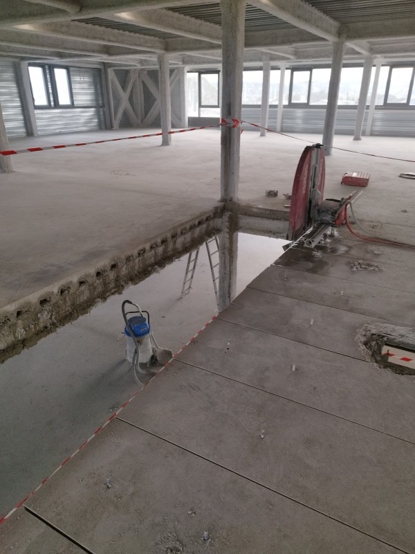 Entreprise pour découpe d’une dalle béton avec bac acier à MontélimarDécoupe d’une dalle béton 8x8 m à Montélimar – Intervention technique pour la banque Groupama